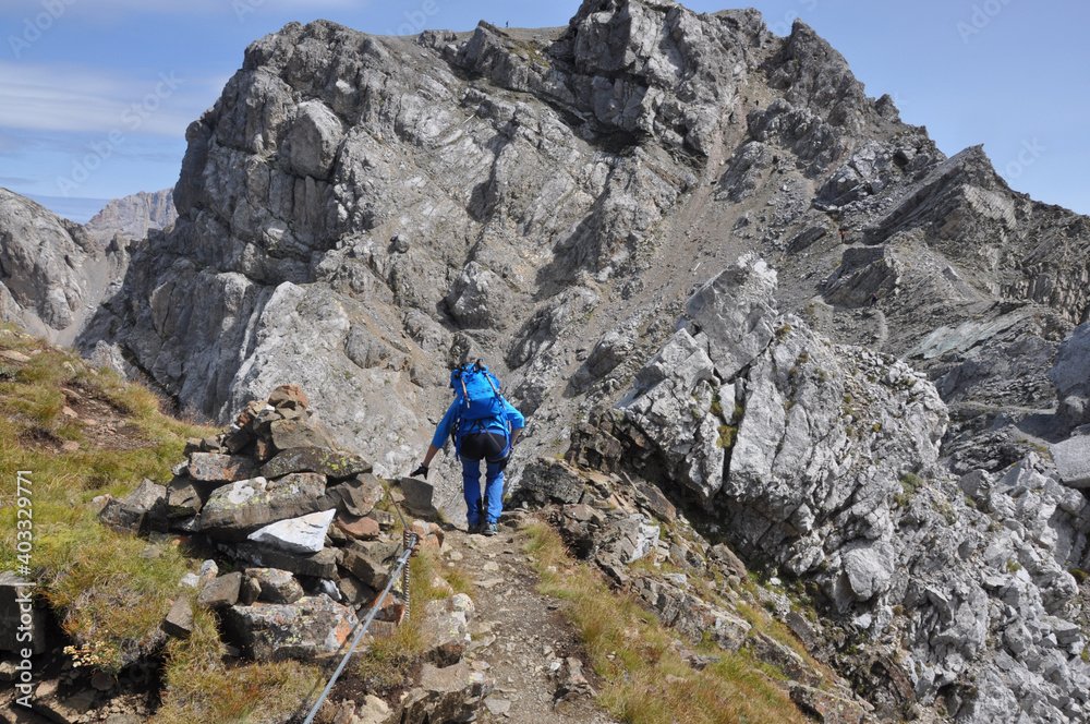 Kobieta schodzi w dół stromego zbocza, Dolomity