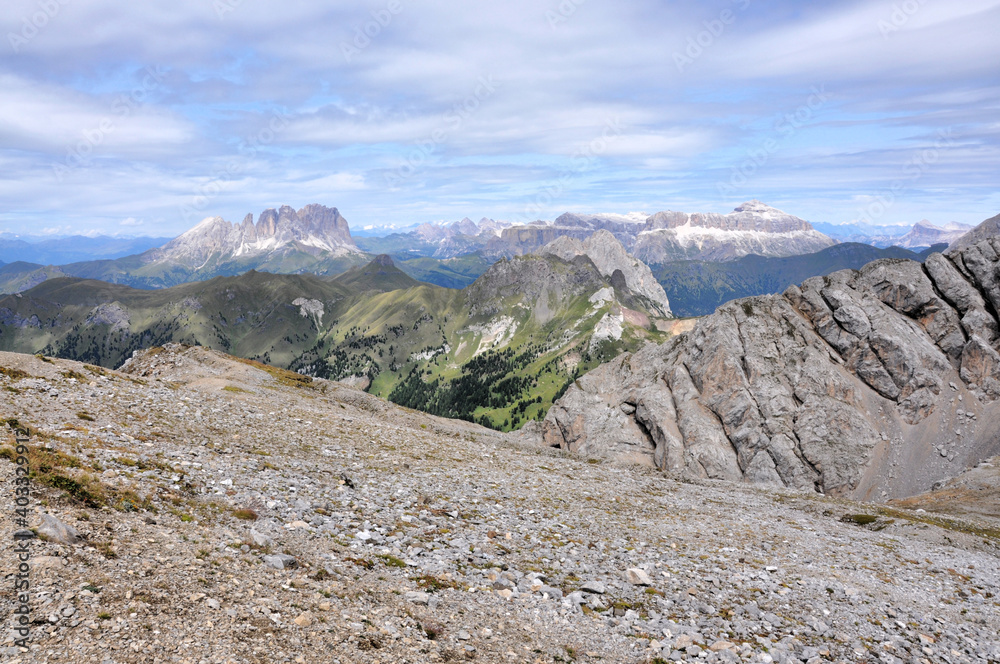 Górska panorama ze szczytem Piz Boe w tle, Włochy