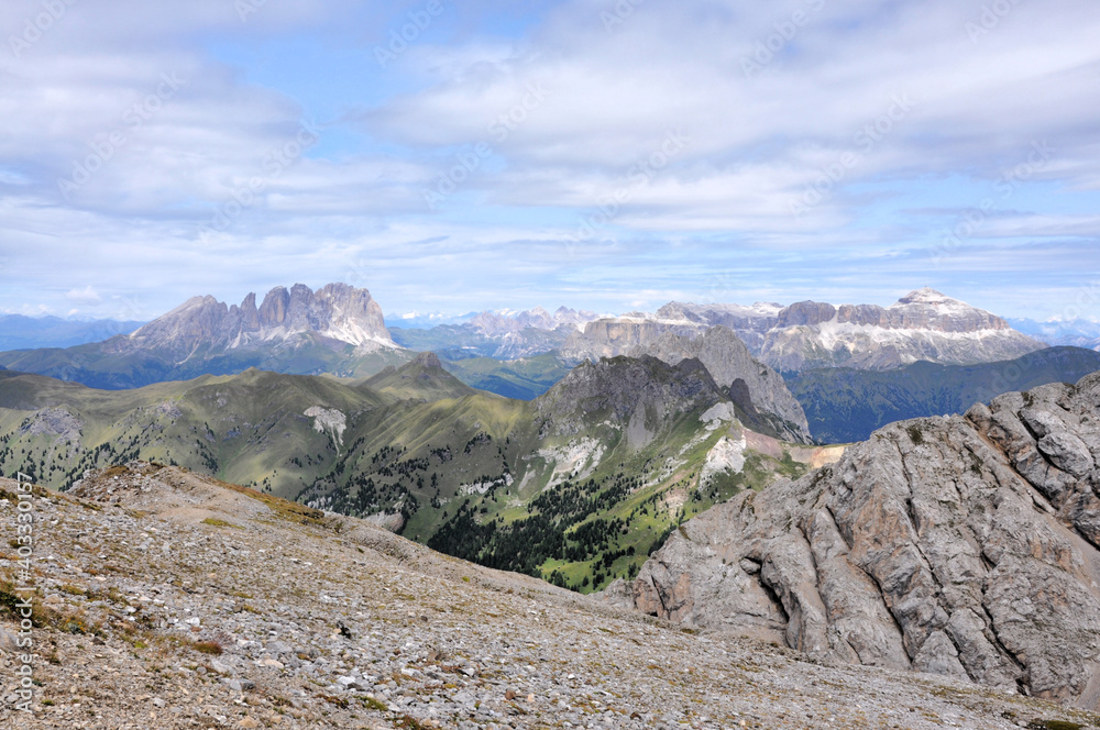 Górska panorama z rejonu Sella w Dolomitach, Włochy