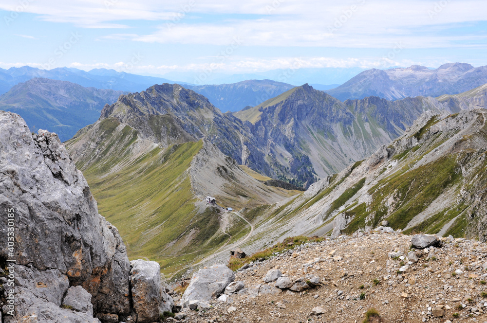 Widok ze szlaku w Dolomitach, Włochy
