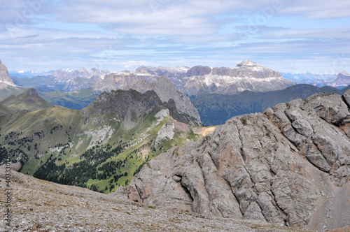 Górska panorama ze szczytem Piz Boe w tle, Włochy