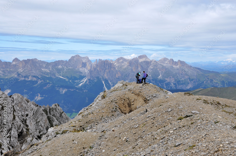 Ludzie odpoczywają na szlaku, Dolomity, Włochy