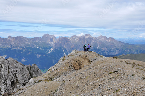 Ludzie odpoczywają na szlaku, Dolomity, Włochy