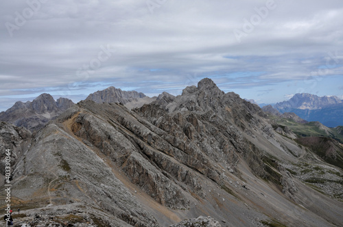 Piekne wapienne wierzchołki gór w Dolomitach, Sella, Włochy