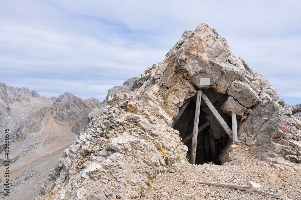 Tunel podparty deskami na via ferracie w Dolomitach, Włochy