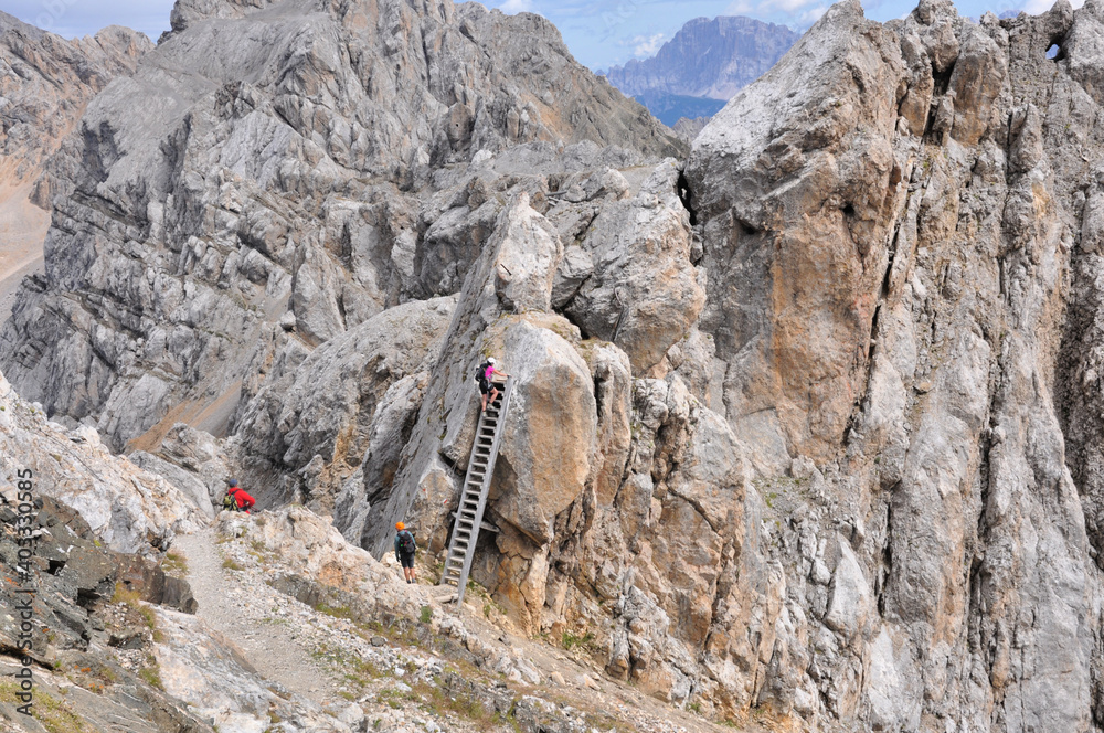 Wspinaczka po drabinie umieszczonej w skałach, Dolomity, Włochy