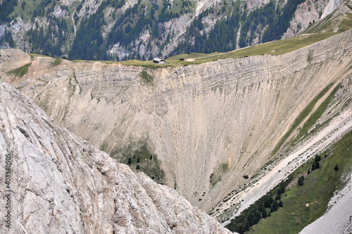 Strome, górskie urwisko nieopodal Piz Boe, Dolomity, Włochy