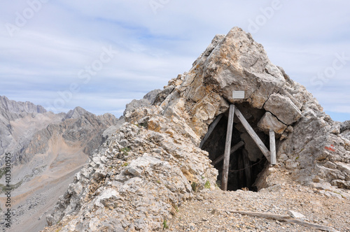 Tunel podparty deskami na via ferracie w Dolomitach, Włochy