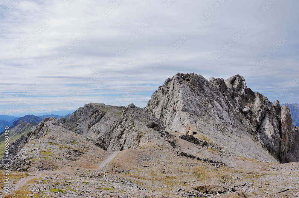 Widok z górskiego szlaku w rejonie Sella, Dolomity