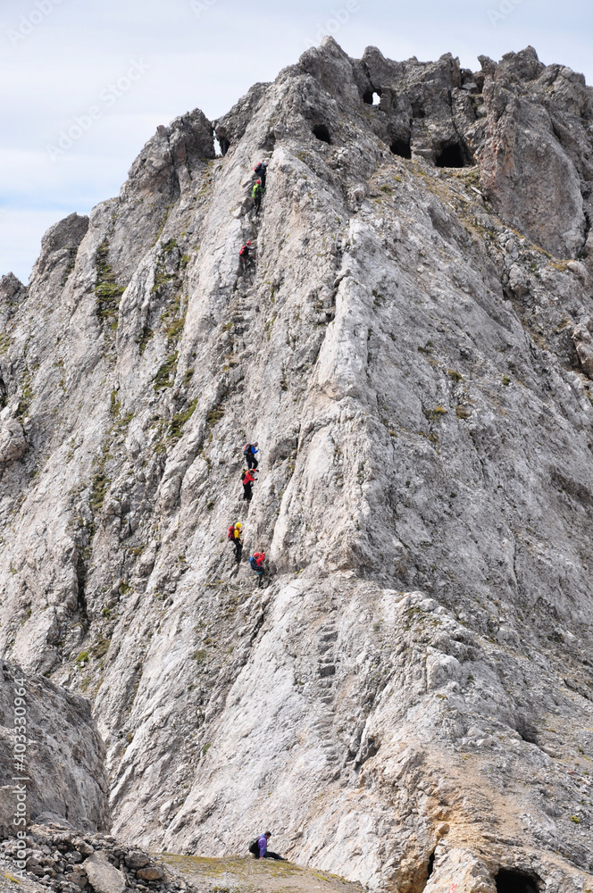 Ludzie wspinają się na via ferracie w Dolomitach