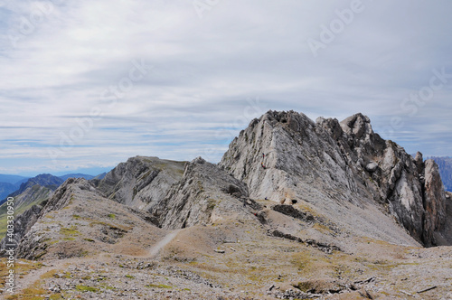 Widok z górskiego szlaku w rejonie Sella, Dolomity