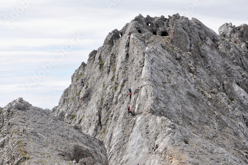 Obraz na płótnie Ludzie podchodzą stromą via ferratą w Dolomitach w salonie