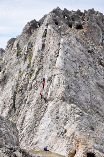 Ludzie wspinają się na via ferracie w Dolomitach