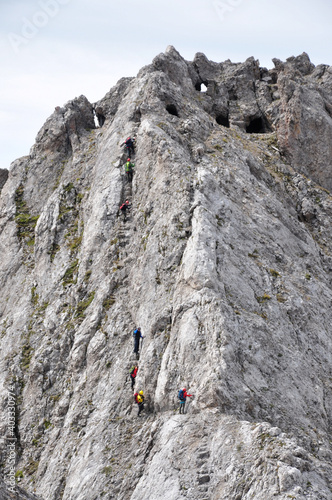 Skalisty szczyt pełen okienek, Dolomity