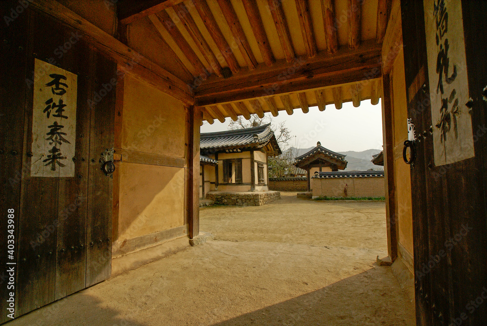 In South Korea, Hahoe has been designated a traditional folk village, with a blend of thatched-roof peasant houses and tiled-roof villas of the Joseon Dynasty.
