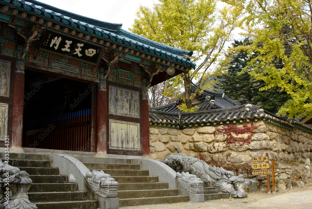 Shinheungsa, a head temple of the Jogye Order of Korean Buddhism, is a popular attraction within Seoraksan National Park, South Korea. Shinheungsa, a head temple of the Jogye Order of Korean Buddhism, is a popular attraction within Seoraksan National Park, South Korea.