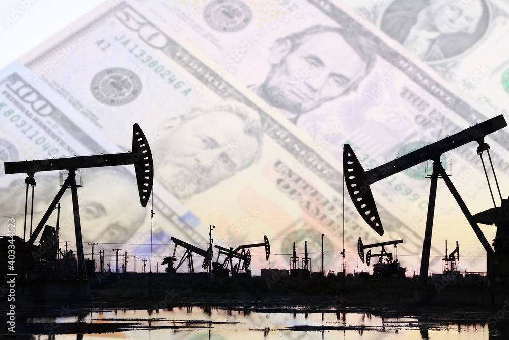 Obraz premium Oil pump on background of US dollar