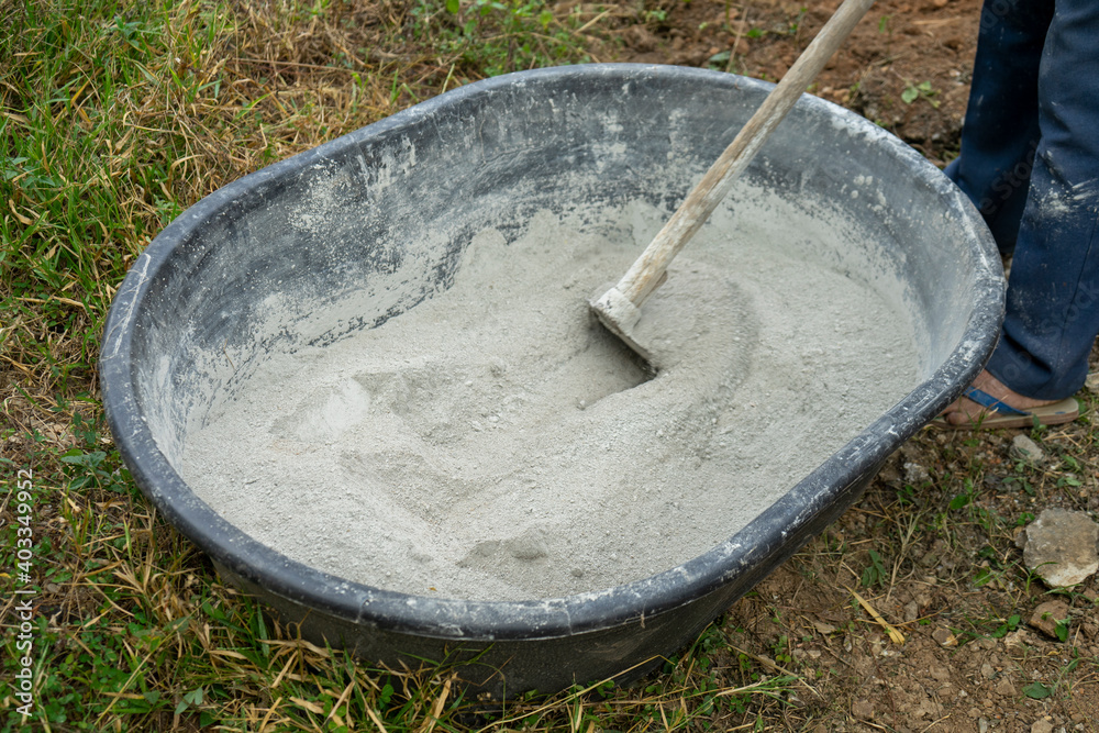 Mixing the mortar in the plastic tray is used to mix the mortar.