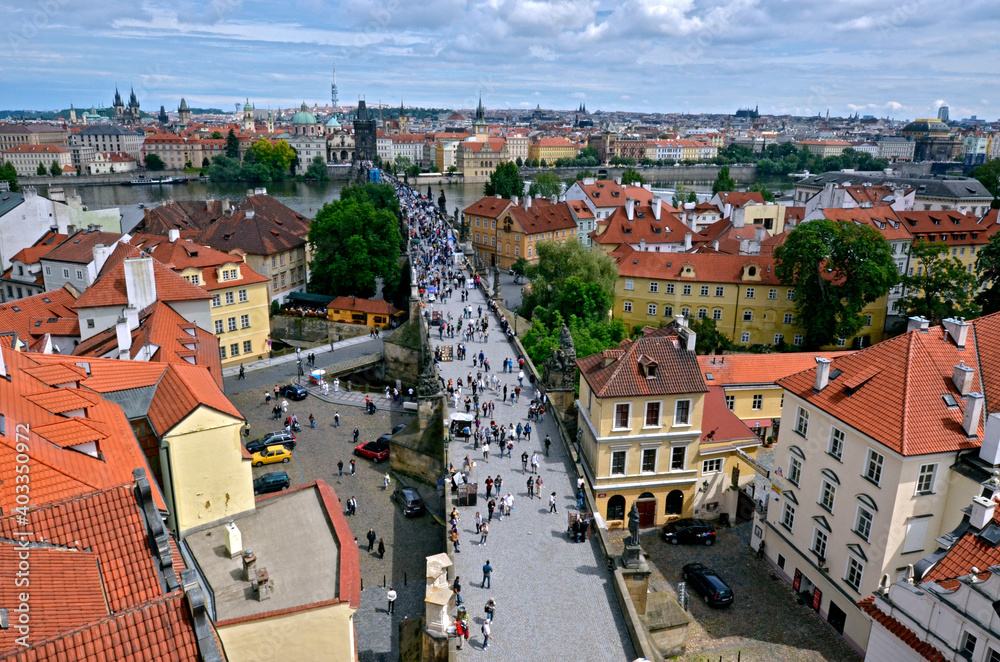 Ponte Carlos e Rio Moldava em Praga. Republica Checa