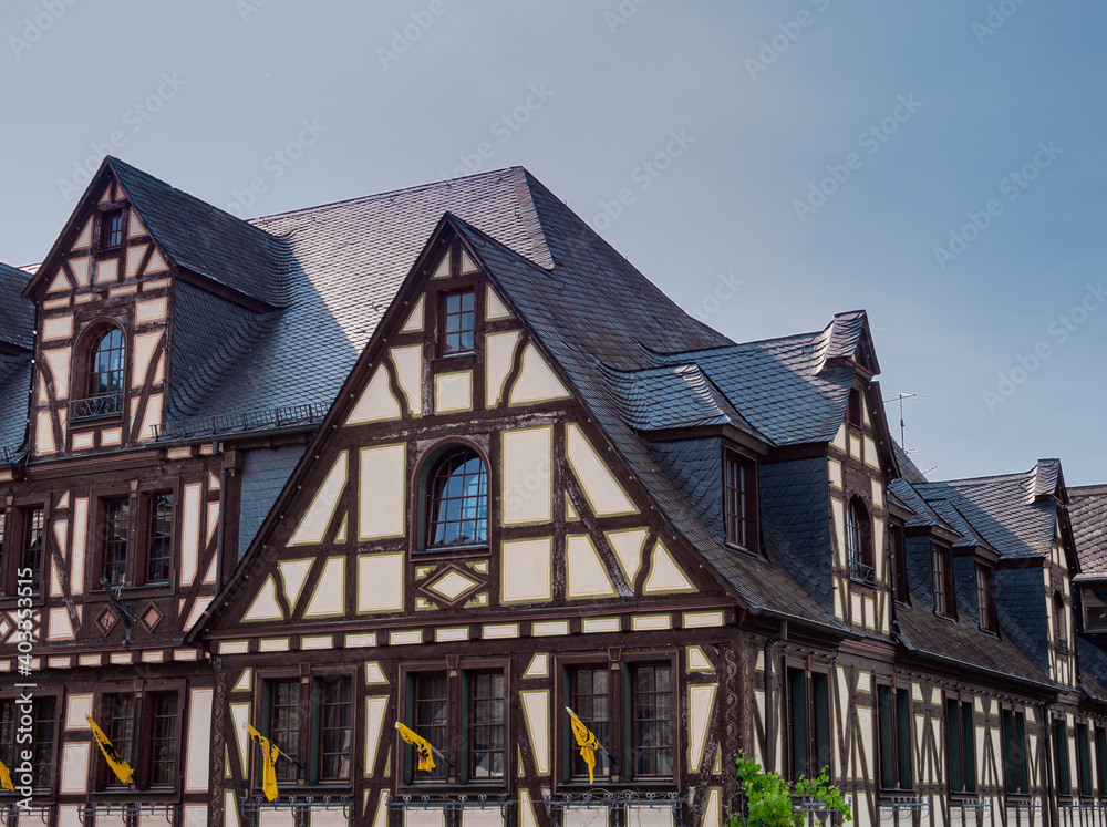 Schönes Fachwerkhaus mit Fahnen an den Fenstern Schönes Fachwerkhaus mit Fahnen an den Fenstern
