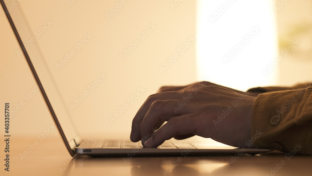 夜 パソコンで仕事をする男性 Stock Photo Adobe Stock 夜 パソコンで仕事をする男性 Stock Photo Adobe Stock