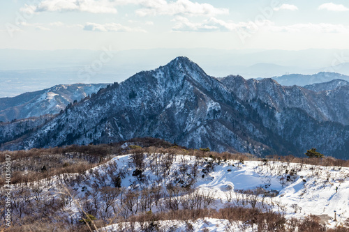 冠雪した2021年お正月の鎌ヶ岳を御在所岳山頂より眺める