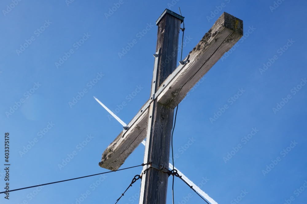 Gipfelkreuz vor blauem Himmel und Flugzeug Gipfelkreuz vor blauem Himmel und Flugzeug