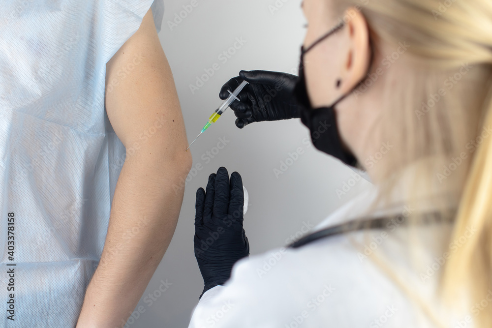 An orthopedic surgeon gives an injection in the elbow. Treatment of osteoarthritis with hormonal drugs or drugs based on hyaluronic acid. Help with diseases that damage the cartilage of the joint An orthopedic surgeon gives an injection in the elbow. Treatment of osteoarthritis with hormonal drugs or drugs based on hyaluronic acid. Help with diseases that damage the cartilage of the joint