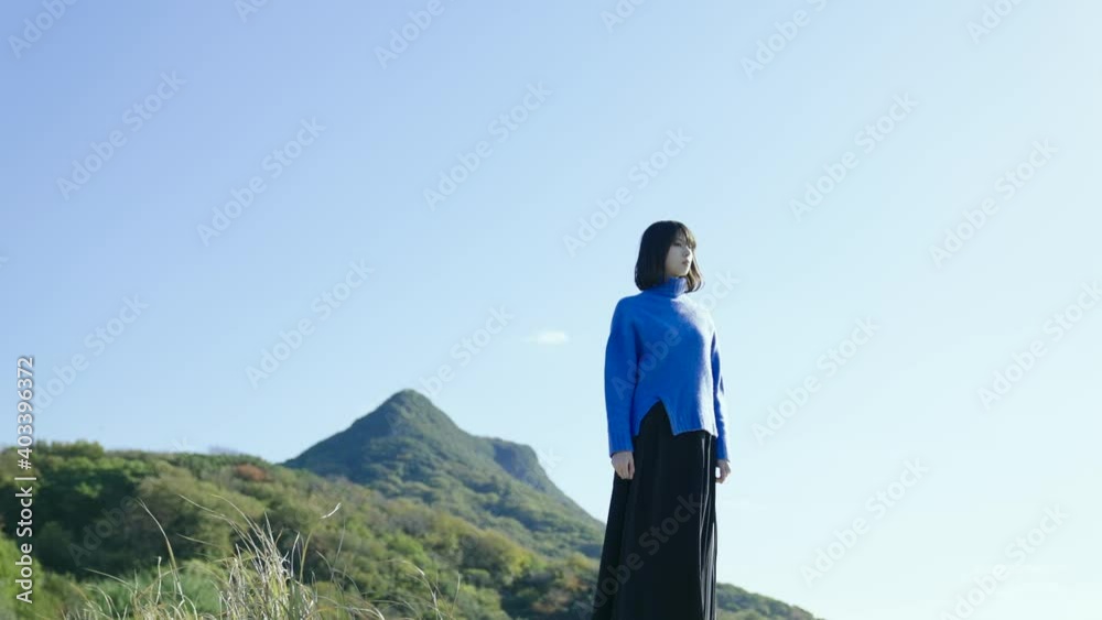 海にいる女性 海にいる女性