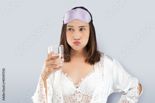 Cuadro en lienzo Woman rinsing your mouth with mouthwash after brushing after waking up to start your mornings