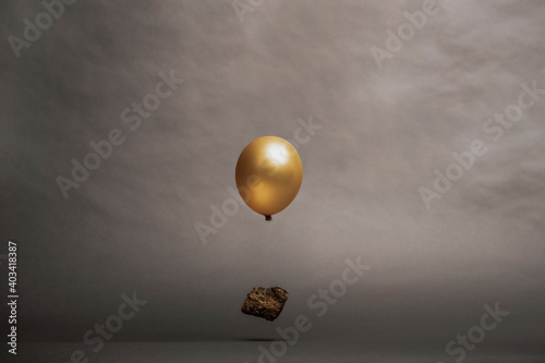 Stein hängt am Ballon
