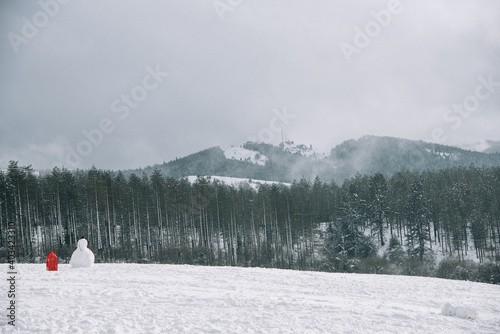 muñeco de nieve y trineo en un un monte nevado del País vasco. Gorbeia. 