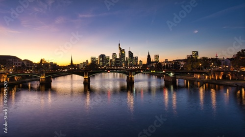 Blauestunde   ber Frankfurt Skyline