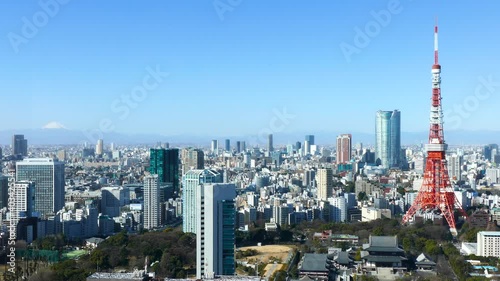東京都市風景　冬晴れ　透き通った青空と静寂な都会
