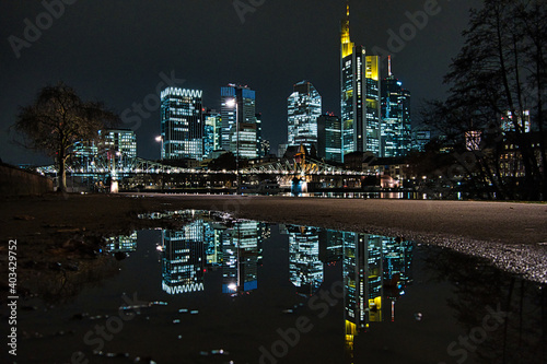Obraz na płótnie Spieglung Skyline Frankfurt w salonie
