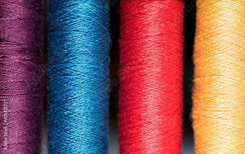 tessuti stoffe fili e forbici, l'arte del cucito, il cucito e gli strumenti che lo caratterizzano