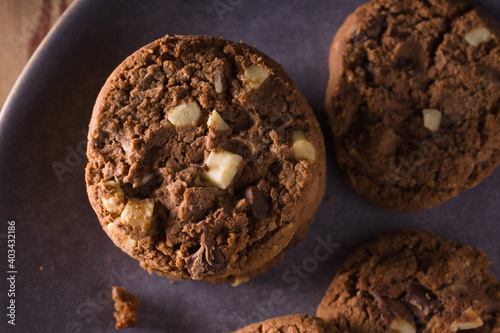 Φωτογραφία Triple Chocolate Chip Cookies