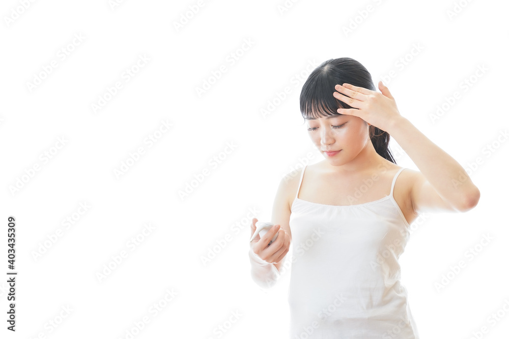 体温の計測をする若い女性