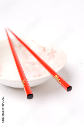 Chinesische Essst‰bchen auf einer Suppenschale photo