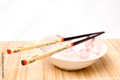 Chinesische Essst‰bchen auf einer Suppenschale photo