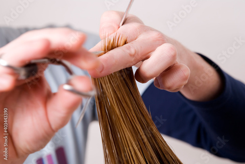 Spitzen schneiden beim Friseur