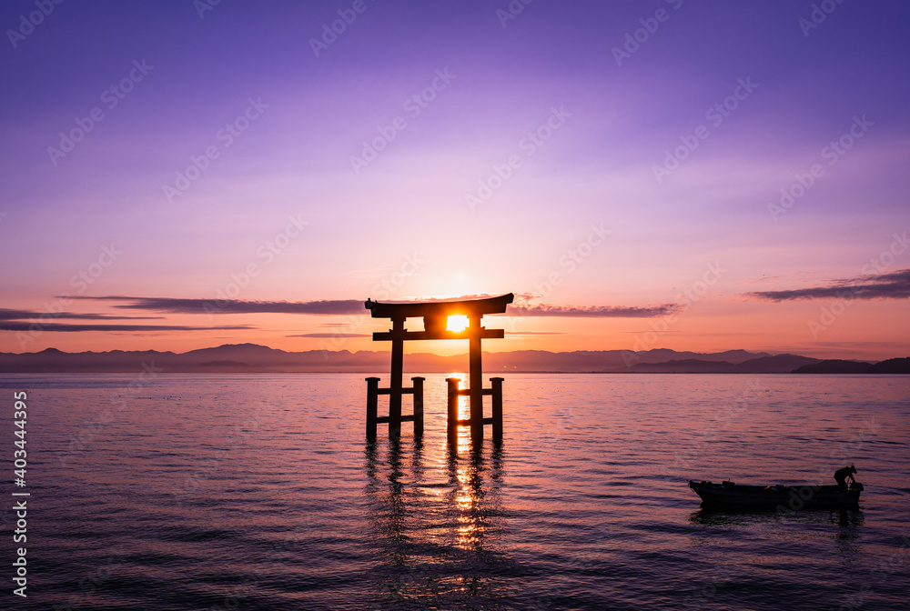 秋の琵琶湖　白髭神社　夜明け