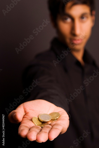 Imigrant mit offener Hand auf der Münzen liegen photo