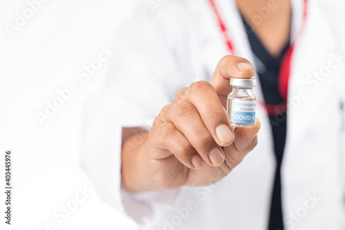 医師が手に持っている新型コロナワクチンのイメージ