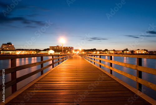 Seebr  cke Gr  mitz Ostsee am Abend