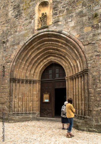 Entrée de l'église Notre-Dame-de-l'Assomption à Fanjeaux, France © Jorge Alves
