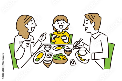 みんなでご飯を食べる家族