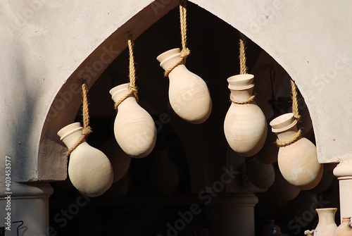 Canvastavla Terracotta amphorae hung in front of a shop in the souk of Nizwa