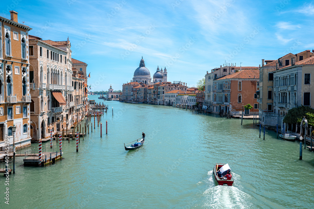 Paesaggio a Venezia sul Canal Grande e la Basilica Santa Maria della Salute.  Gondola che naviga sul Canal Grande.
