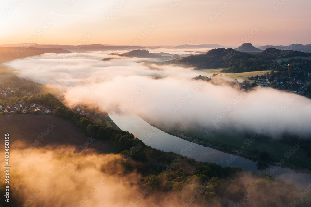 Obraz premium A serene sunrise above the river.